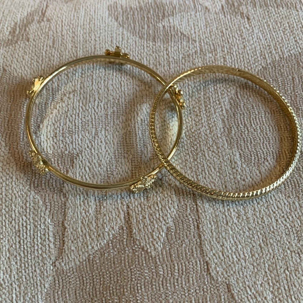 Gold tone bangle set. Bracelets, set of 2.
